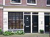 Pand met door een rechte lijst afgesloten oudere gevel met negenruits vensters op de verdiepingen