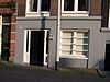 Pand met gevel onder rechte klossenlijst