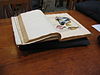 WLM - Minke Wagenaar - Artis, Bibliotheek 08 - Enkele decennia na de oprichting van het genootschap Natura Artis Magistra had Artis een topcollectie boeken op het gebied van de natuurhistorie opgebouwd. In 1866 verrees aan de Plantage Middenlaan een nieuw bibliotheekgebouw. Naast de bibliotheek werd in 1869 een identiek vormgegeven faunamuseum gebouwd. Het middendeel dat beide gebouwen verbindt en de hoofdingang bevat, dateert uit 1872. De vormgeving sluit naadloos aan op de twee oudere gebouwen. Het complex is ontworpen door G.B. Salm. Eve…