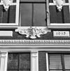 Exterieur VOORGEVEL, DETAIL - Amsterdam - 20298758 - RCE -  'DE GECROONDE RAEP': Exterieur VOORGEVEL, DETAIL 