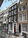 Pand met gevel onder rechte lijst met dakkapel