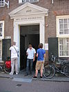 WLM - Minke Wagenaar - 09-07-01 Karthuizerhof 003 - Huiszittenweduwenhof, bestaande uit vier vleugels om een binnenplaats, sobere klassicistische architectuur van Daniel Stalpaert (1650), met frontons boven de middenrisalieten aan straat- en binnenplaatszijde. Twee pompen met koepeldaken. 