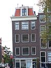 Pand met klokgevel met twee stoepen