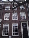 Keizersgracht 529, Amsterdam.JPG -  Building with triglyflist, John Adams (2nd president of the US) has lived here for a short time.  Pand met gevel onder triglyfenlijst, John Adams (2e president van de VS) heeft hier korte tijd verbleven. 