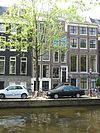 Zeer smal huis met gevel onder gesneden rechte lijst