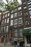Pand met gevel onder zandstenen top in de vorm van een hals