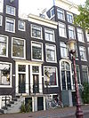 Pand met gevel waarvan de top