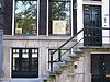 Huis met gevel onder rechte lijst met consoles en attiek