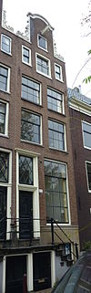 Pand met halsgevel
