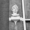 Huis met de Hoofden, hoofd naast ingangspartij rechter zijde - Amsterdam - 20018055 - RCE -  Huis met de Hoofden: Huis met de Hoofden, hoofd naast ingangspartij rechter zijde 