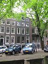 Pand met rijk gebeeldhouwde halsgevel