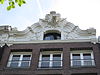 Amsterdam, Kloverniersburgwal 65 detail1 -  pand met gevel onder verhoogde, gesneden lijst