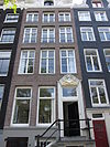 Amsterdam, Kloverniersburgwal 65 -  pand met gevel onder verhoogde, gesneden lijst