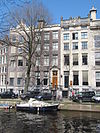 Huis met gevel onder rechte lijst met triglyfen en consoles