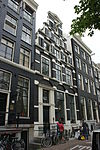 Pand met gevel met grote trappen, grote boogblokken en gevelsteen