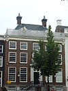 Dubbel huis met schilddak waarop 2 schoorstenen