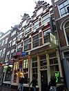 Twee huizen met tweelingtrapgevel van het 'type met grote blokken'