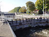 Willemsluizen Noordhollands Kanaal Amsterdam -  Willemssluizen in het Noordhollands Kanaal in Amsterdam met op de achtergrond sluizwachterswoningen en nog verder de kap van het Centraal Station van Amsterdam in 2010
