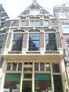 Zeedijk 95, Amsterdam.JPG -  Pand met top puntgevel afgekloofde trapgevel met grote boogblokken als versiering