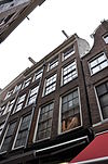 Pand met gevel onder rechte lijst met rozetten en dakkapel