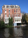 WLM - Minke Wagenaar - 10-03-21 Amsterdam 003 - Weteringschans 20-22 Rijksmonument 518477 Rijksdienst voor Cultureel Erfgoed: Inleiding Tussen Weteringschans en Singelgracht in 1883-84 tot stand gekomen DUBBELE VILLA met HEK gelegen in een reeks van vrijstaande gebouwen. Villa in eclectische stijl naar ontwerp van J. Daverman in opdracht van F.H. Koekkoek. N.B. Serre aan achterzijde nr.22 door Z. Deenik & Zn. In 1928 tochtpui door J. Molenaar in opdracht van E. Penso (nr.20). Omschrijving Het grondplan van de dubbele villa is gebaseerd o…