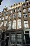 Pand met gevel onder rechte klossenlijst