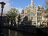 Amsterdam - hoek Grimburgwal - Oudezijds Voorburgwal.JPG - Foto gemaakt op de Amsterdamse oudezijds burgwallen Amsterdam - hoek Grimburgwal - Oudezijds Voorburgwal 