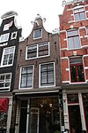 Huis met gekuifde klokgevel