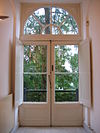 WLM - Minke Wagenaar - IMG 0008 - Kerkstraat 310 te Amsterdam Rijksmonument 2934 Huis met ingang aan de straat, doch verder slechts een negen vensters brede achtervleugel (XVIIIc); gesneden ingangspartij en dakkapel aan de straatzijde, achtervleugel onder hoog schilddak, met stoep, gesneden deuromlijsting en gesneden dakkapellen. Voormalige vestiging van Abma, Dirks & Partners architecten, in het begin van de twintigste eeuw hoogstwaarschijnlijk bureau van de architect Eduard Cuypers. Foto uit 1904-1905 toont de achterzijde…