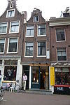 Huis met latere gevel onder klokvormige top met rollagen