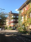 Amsterdam - blok Harmoniehof 25.JPG -  Harmoniehof: gesloten en meerzijdig bouwblok op onregelmatig grondplan met individuele achtertuinen 