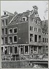 Overzicht zijgevel en voorgevel huis met schade - Amsterdam - 20319425 - RCE -  winkel: Overzicht zijgevel en voorgevel huis met schade 
