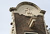 Pand met rijk gebeeldhouwde halsgevel