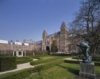 Overzicht tuin, met geschoren buxushagen, en op achterzijde van het Rijksmuseum