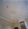 Interieur van de linker achterkamer op de bel-etage, plafond met stucwerk - Amsterdam - 20329320 - RCE -  Plafond/ Stucwerk: Interieur van de linker achterkamer op de bel-etage, plafond met stucwerk 