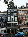 Pand met pilaster-halsgevel met tussentrappen, gevelsteen met wapen en opschrift wapen van london, twee jaartalstenen en een oorspronkelijk kruis en tweelichtskozijnen