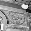Vrijgelegde beschildering en marmerimitatie op bovenstuk van de 17e eeuwse kastenwand in kamer B sacristie - Amsterdam - 20012245 - RCE -  Oude Kerk: vrijgelegde beschildering en marmerimitatie op bovenstuk van de 17e eeuwse kastenwand in kamer B sacristie 