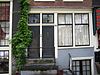 Huis met gevel onder rechte lijst waarboven dakvoorschot