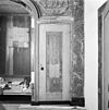 Vrijgelegde beschildering en marmerimitatie op rechterdeur, pilaster en bovenstuk van de 17e eeuwse kastenwand in kamer B sacristie - Amsterdam - 20012239 - RCE -  Oude Kerk: vrijgelegde beschildering en marmerimitatie op rechterdeur, pilaster en bovenstuk van de 17e eeuwse kastenwand in kamer B sacristie 