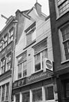 Huis met latere gevel onder klokvormige top met rollagen