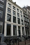 Pand met gepleisterde vierraamsgevel onder rechte triglyfenlijst met consoles