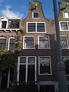 Laagte Kadijk 7, Amsterdam -  Building with very simple bell gable.  Pand met zeer eenvoudige klokgevel onder rollagen 