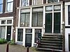 Pand met gevel onder klokvormige top met rollagen