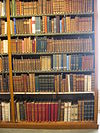 WLM - Minke Wagenaar - Artis, Bibliotheek 03 - Enkele decennia na de oprichting van het genootschap Natura Artis Magistra had Artis een topcollectie boeken op het gebied van de natuurhistorie opgebouwd. In 1866 verrees aan de Plantage Middenlaan een nieuw bibliotheekgebouw. Naast de bibliotheek werd in 1869 een identiek vormgegeven faunamuseum gebouwd. Het middendeel dat beide gebouwen verbindt en de hoofdingang bevat, dateert uit 1872. De vormgeving sluit naadloos aan op de twee oudere gebouwen. Het complex is ontworpen door G.B. Salm. Eve…