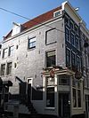 Hoekhuis, voorgevel aan de eerste leliedwarsstraat onder rechte lijst en met gedenksteen