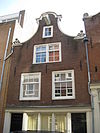 Pand met ingezwenkte halsgevel