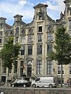 Pand met zandstenen halsgevel met oeils-de-boeuf, frontons enz
