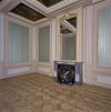 Interieur van de rechter voorkamer op de bel-etage met schouw en beschilderd plafond - Amsterdam - 20329304 - RCE -  Schouw: Interieur van de rechter voorkamer op de bel-etage met schouw en beschilderd plafond 