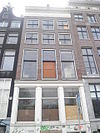 Prins Hendrikkade 123, Amsterdam -  Building with gable under straight cornice with specifik decorations.  Pand met gevel onder rechte klossenlijst 