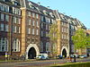 ATVA Marnixstraat 266-340 -  Amsterdamsch Tehuis voor Arbeiders (ATVA), Marnixstraat 266-340 Amsterdam. Architect Jan Ernst van der Pek, gebouwd 1916-1918. Het gebouw biedt plaats aan 350 bewoners en bestaat uit vier vleugels met haaks daarop aan de straatkant drie verbindingsstukken, vijf verdiepingen tellend. De begane grond bevat de voor gemeenschappelijk gebruik bestemde ruimten. Het rechtergedeelte bestaat uit eetzalen en een keuken, het middengedeelte bevat een schrijf- en een leeskamer en een kantoor. Het A.T.V.A. …